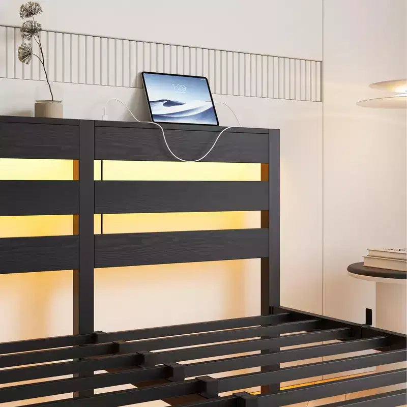 Struttura Letto a Piattaforma Matrimoniale in Metallo con Testiera RGB, Prese Elettriche e Ripiano Portaoggetti, 1 Persona