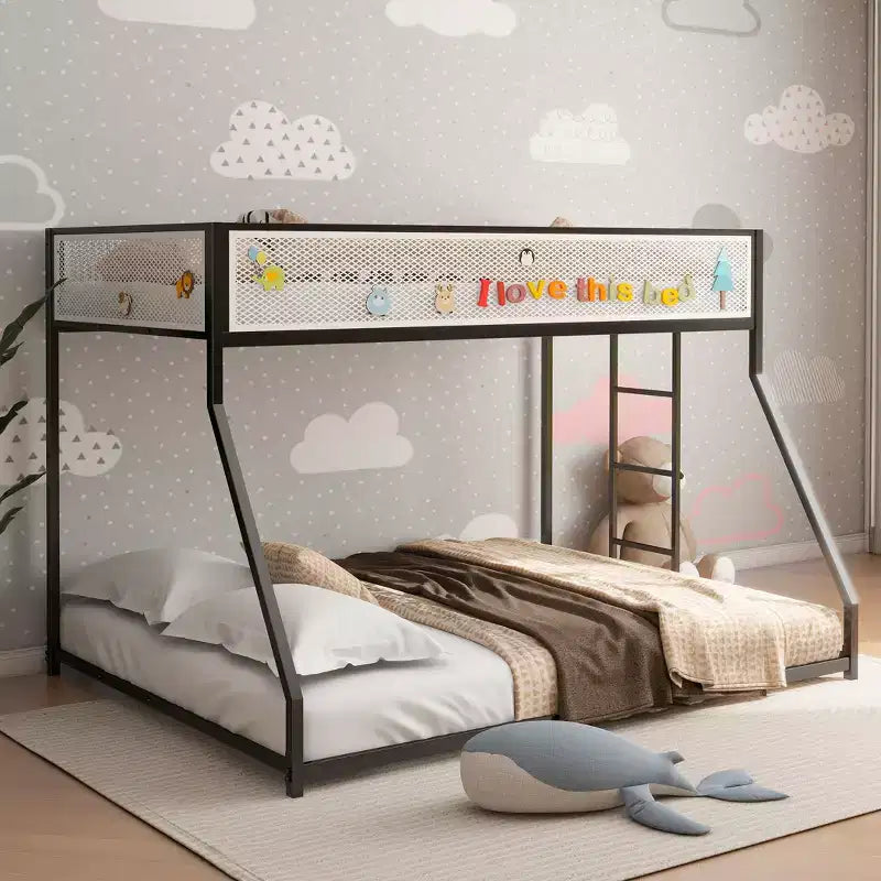 Letto a castello in metallo bianco e nero, con letto a una piazza e mezza superiore e letto matrimoniale inferiore, per 2 persone