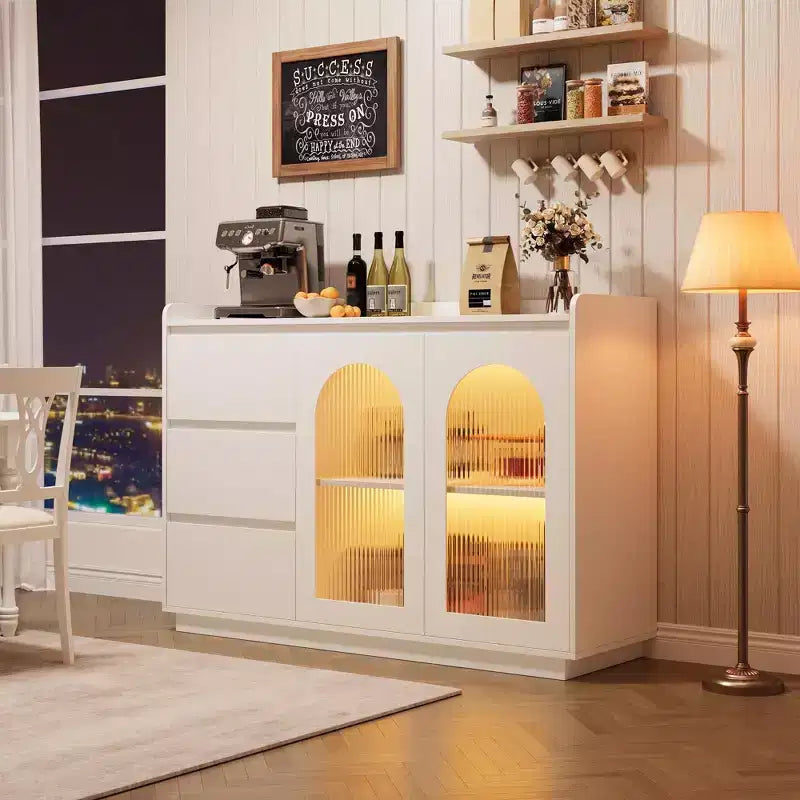 Coolmee Mobile Credenza da 48 Pollici, Mobile Contenitore Moderno con 3 Cassetti, Madia Illuminata con Ante in Vetro, Mobile Bar per Cucina, Sala da Pranzo